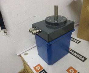 Сервопривод
Regelantrieb
Spannung 230 V 50 Hz
Laufzeit 90 sec. 90°
Drehmoment 180 Nm
2 St. Endlagenschalter min / max
Zubehör:
2 Stück potentialfreie Schalter
1 Potentiometer 0-1000 Ohm
1 Stück Drucktaster AUF / ZU
IP 65
Abtriebswelle Edelstahl Form E
Durchm. 20 mm h8 L1=65 mm
ohne Passfeder Schimpf