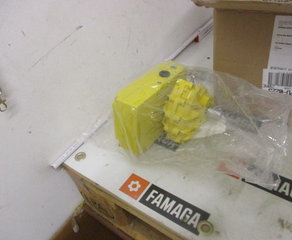 Пневматический позиционер
KINETROL AP-Stellantrieb
Signal 0,2-1,0 bar
(rechtdrehend)
doppeltwirkend
Standard-Ausführung KINETROL